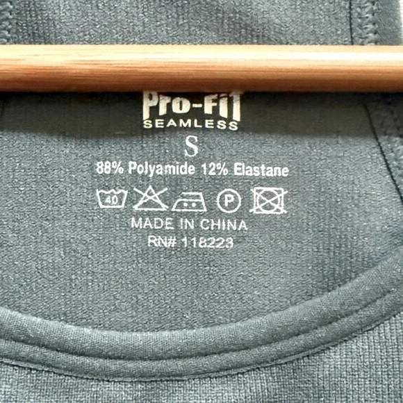 NWT Women’s Green Racerback Sports Bra with Adjustable Straps! Small - Picture 3 of 5